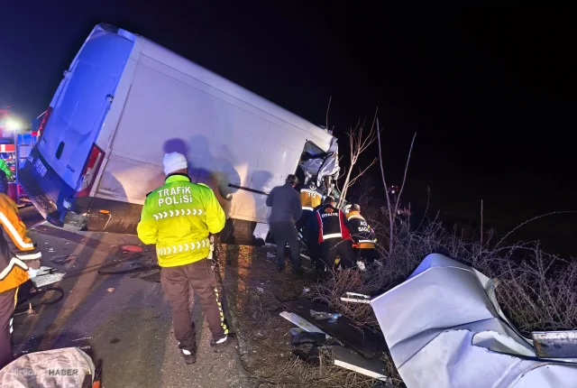 Edirne'de kamyonet tıra arkadan çarptı: 2 kişi hayatını kaybetti