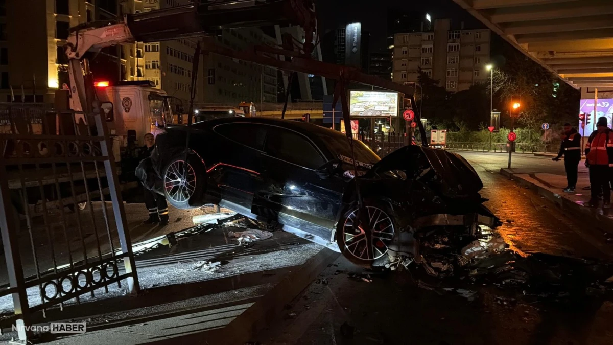 Şişli’de feci kaza: Lüks otomobil demir korkuluklara çarptı