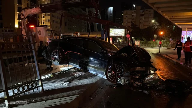 Şişli’de feci kaza: Lüks otomobil demir korkuluklara çarptı