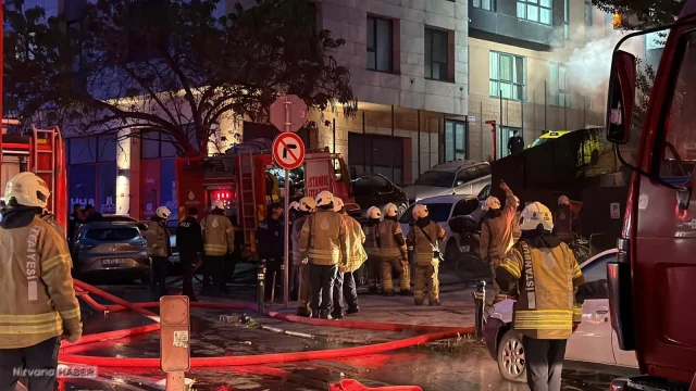 Şişli'de motosiklette çıkan yangın, iş yerini ve binanın dış cephesini sardı