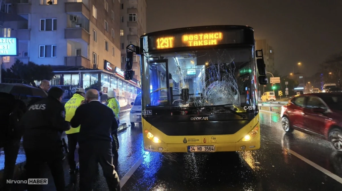 Üsküdar'da kırmızı ışıkta yolun karşısına geçen yayaya İETT otobüsü çarptı