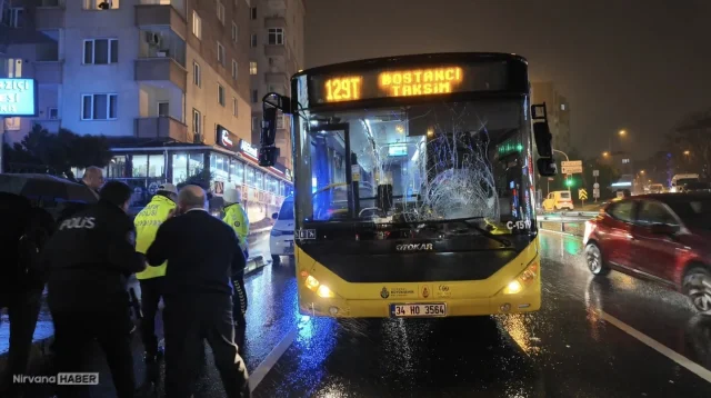 Üsküdar'da kırmızı ışıkta yolun karşısına geçen yayaya İETT otobüsü çarptı