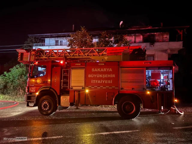 Sakarya’da iki katlı evde çıkan yangın paniğe yol açtı