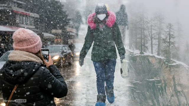 İstanbul'da beyaz sürpriz: İki ilçe kar yağışına yakalandı