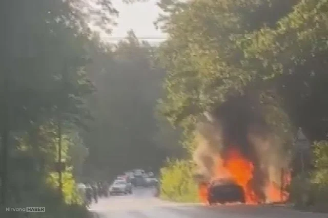 Sarıyer'de seyir halindeki otomobil alevlere teslim oldu