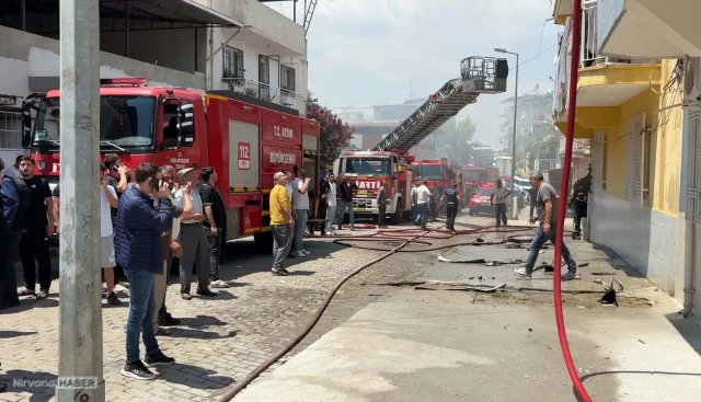 Aydın'a binada çıkan yangın, bitişikteki iki binaya daha sıçradı