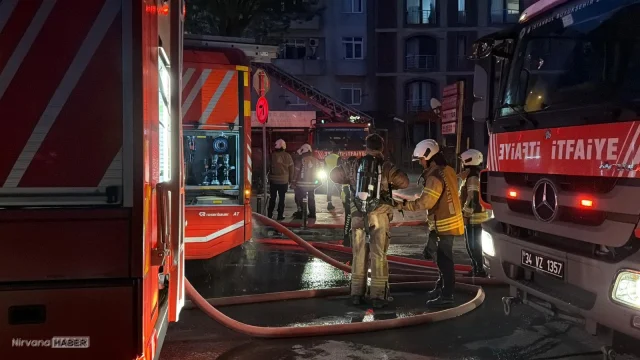 Şişli'de motosiklette çıkan yangın, iş yerini ve binanın dış cephesini sardı