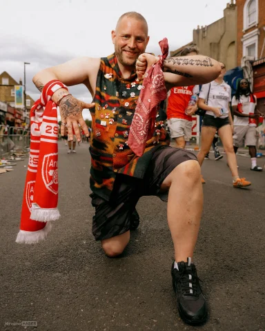 Arsenal'in şampiyonluk kutlamalarında taraftarların stil ve moda yarışı