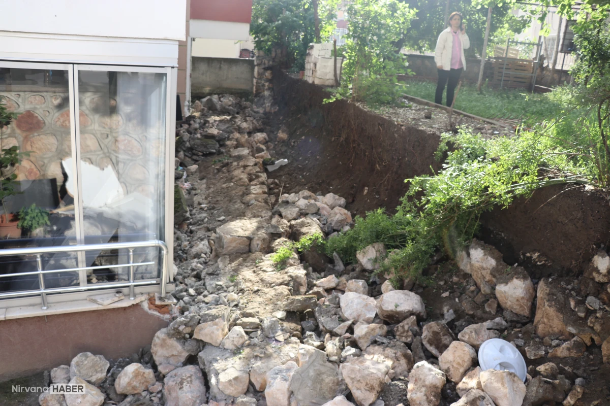 Amasya'da 5 katlı binanın istinat duvarı çöktü