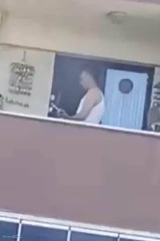 Balkonunda mermi doldurdu, o anlar kameraya yansıdı