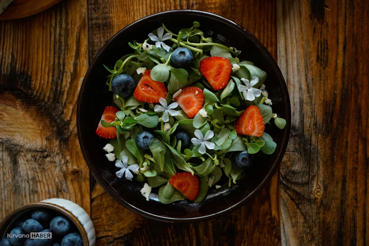 Sofraların yeni yıldızı! Çilekli semizotu salatası nasıl yapılır?
