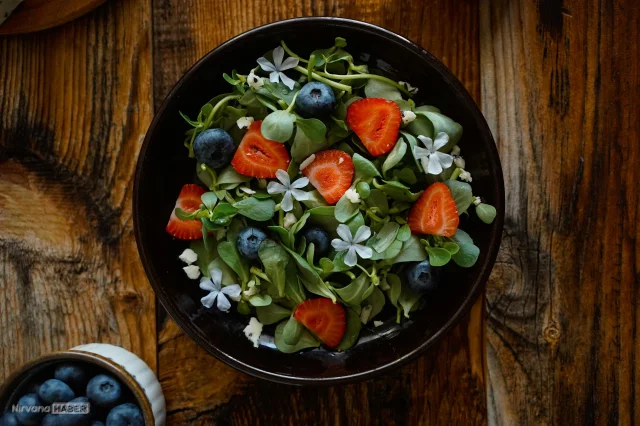 Sofraların yeni yıldızı! Çilekli semizotu salatası nasıl yapılır?