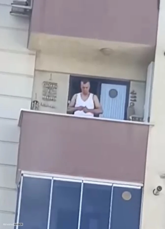 Balkonunda mermi doldurdu, o anlar kameraya yansıdı
