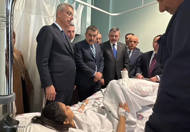 Bakanlar Kahramanmaraş'taki silahlı saldırıda yaralananları ziyaret etti