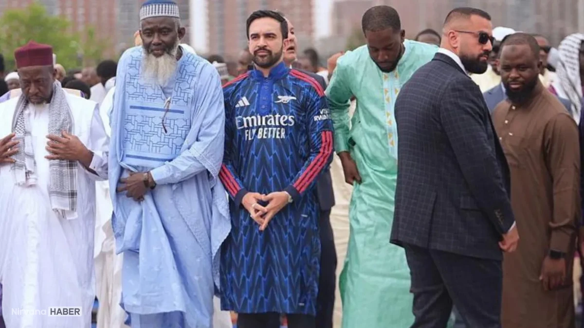 Arsenal temalı cübbesiyle dikkat çeken Belediye Başkanı Mamdani bayramı kutladı