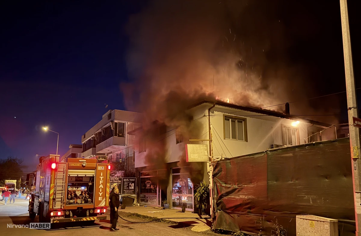 Sakarya'da 2 araç yandı, iş yerleri, depo ve evde hasar oluştu