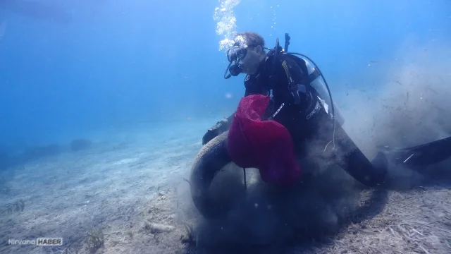 Bodrum'da gönüllü dalgıçlar denizden 850 kilogram atık çıkardı