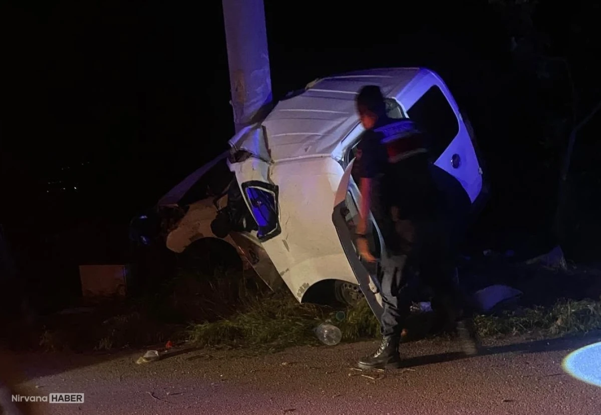 Isparta'da direğe çarpan hafif ticari araçtaki 2 kişi öldü