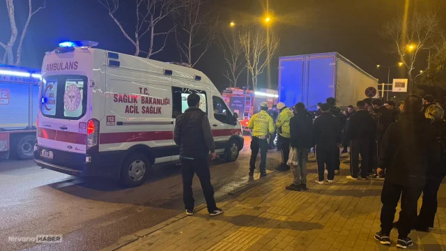 Bursa’nın Osmangazi ilçesinde meydana gelen trafik kazasında, bir otomobil önce başka bir araca çarptı ardından savrularak park halindeki tırın dorsesinin altına girdi.