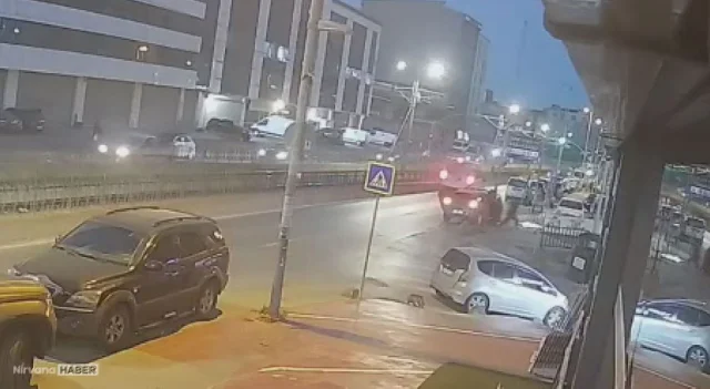 İstanbul akılalmaz kaza: Kontrolden çıkan otomobil direğe çarptı