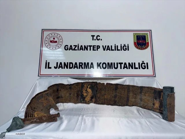 Gaziantep'te piton derisine işlenmiş İbranice altın yazma kitap ele geçirildi