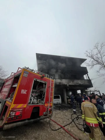 Düzce'de garajda çıkan yangında 6 araç alevler içinde kaldı