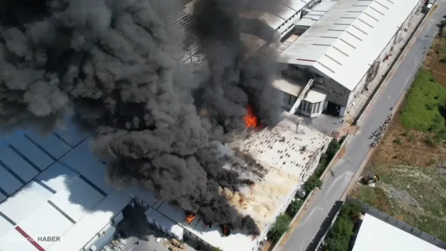 Arnavutköy'de korkutan yangın: Alevler sünger fabrikasından komşu binaya sıçradı