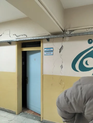 Niksar’da deprem! Bazı binalarda sıva döküldü, vatandaşlar sokakta