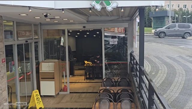 Üsküdar’da kontrolden çıkan bir otomobil börekçiye daldı