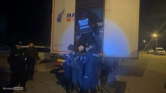 Tokat'ta TIR'ın dorsesinde kaçak göçmen yakalandı
