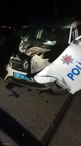 Hatay İskenderun'da kontrolden çıkan araç polis arabasına çarptı