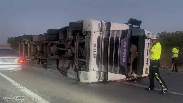 Hurda yüklü tır devrildi, yol savaş alanına döndü