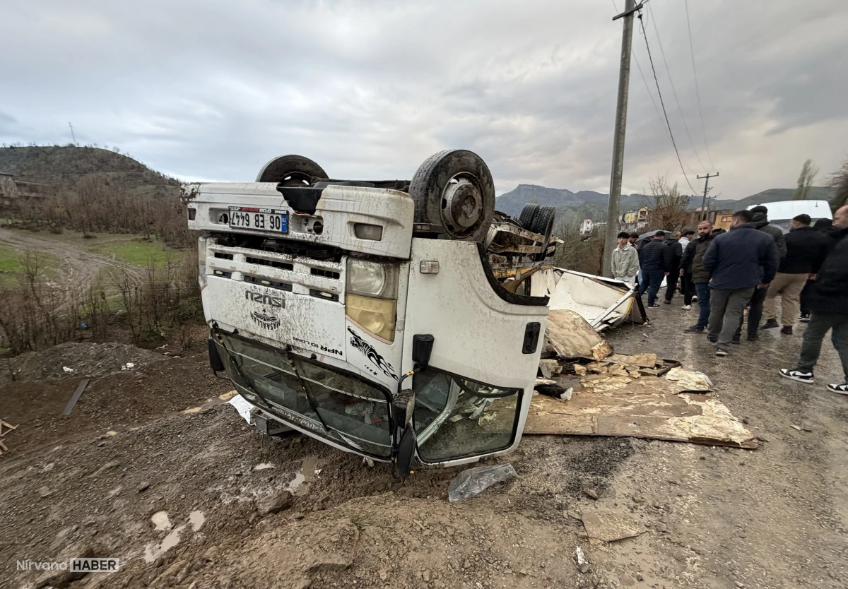 Şırnak'ta kamyonet devrildi: 2 kişi yaralandı