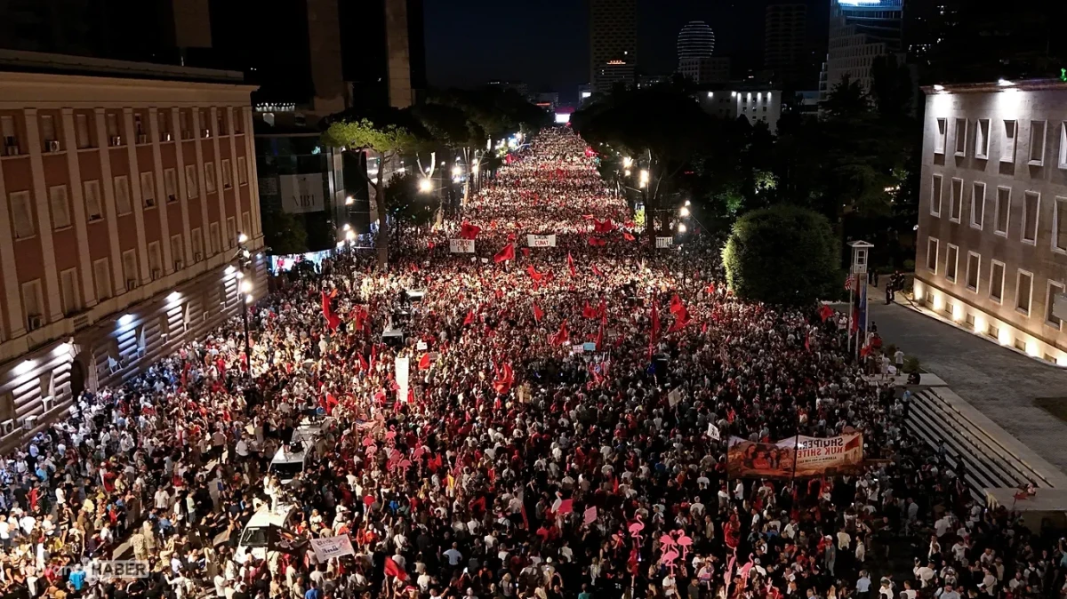 Arnavutluk'un başkenti Tiran'da lüks turizm projesine karşı dev protesto