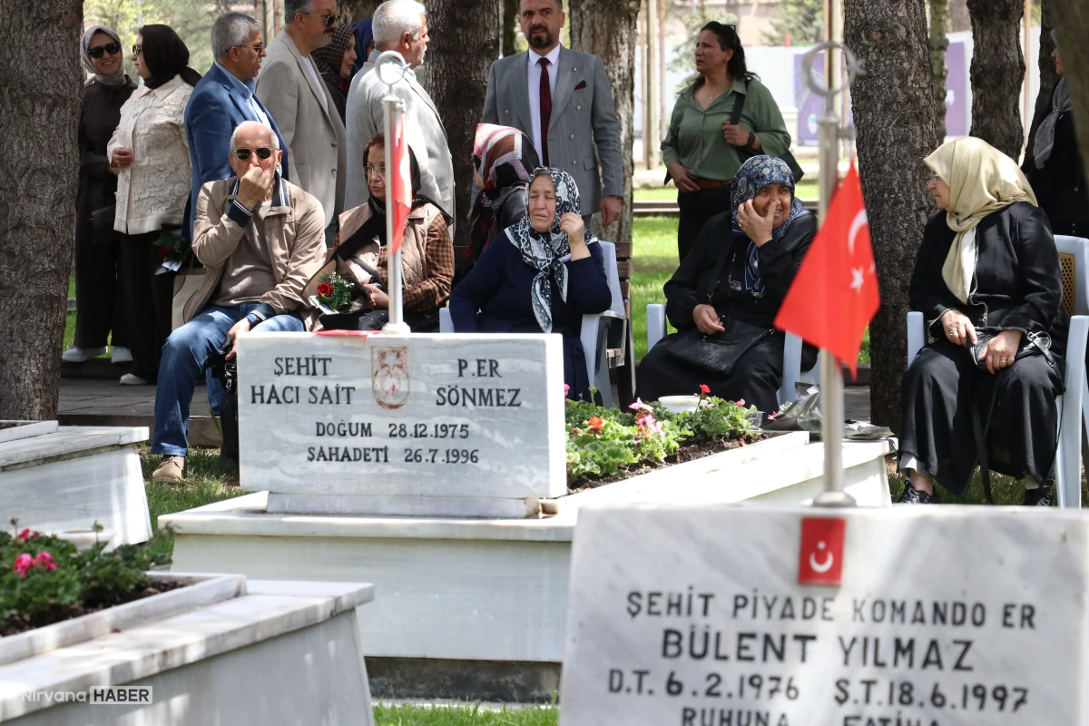 Şehit anneleri, Anneler Günü'nü evlatlarının huzurunda kutladı