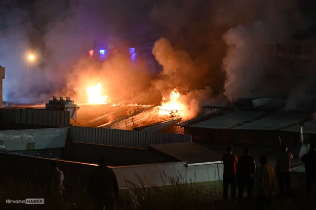 İstanbul Arnavutköy’de büyük fabrika yangını: İtfaiye ekiplerinin müdahalesi sürüyor