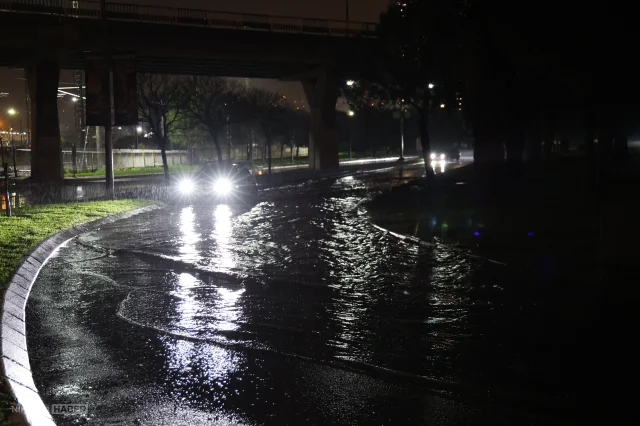 İzmir'de sağanak yağış hayatı felç etti