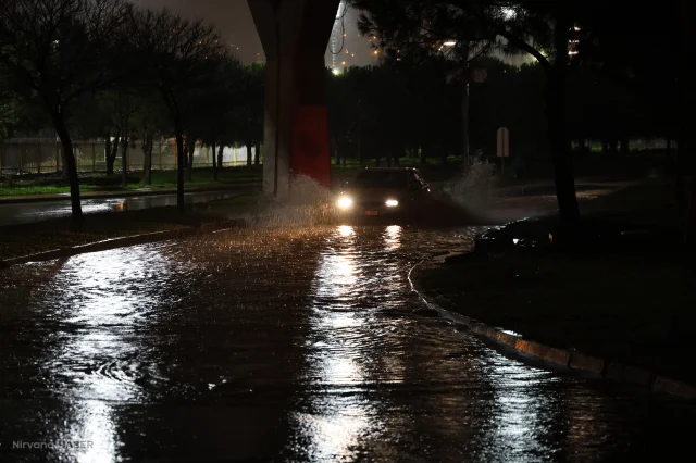 İzmir'de sağanak yağış hayatı felç etti