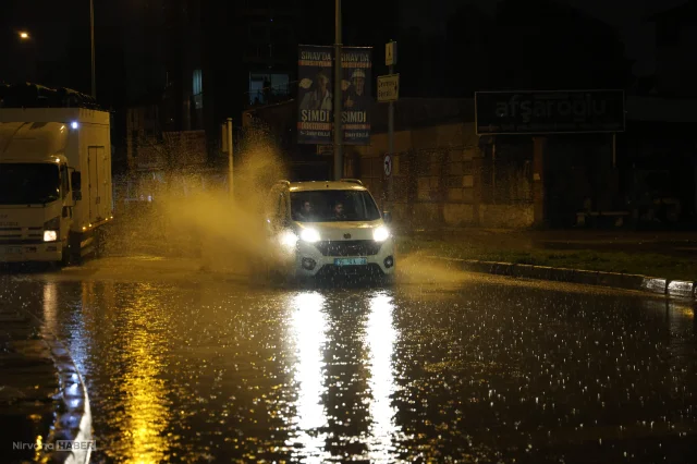 İzmir'de sağanak yağış hayatı felç etti