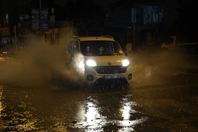 İzmir'de sağanak yağış hayatı felç etti