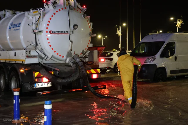 İzmir'de sağanak yağış hayatı felç etti