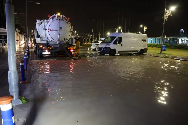 İzmir'de sağanak yağış hayatı felç etti