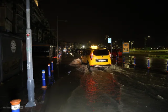 İzmir'de sağanak yağış hayatı felç etti