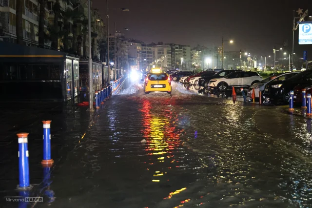 İzmir'de sağanak yağış hayatı felç etti