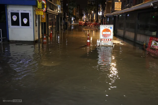 İzmir'de sağanak yağış hayatı felç etti