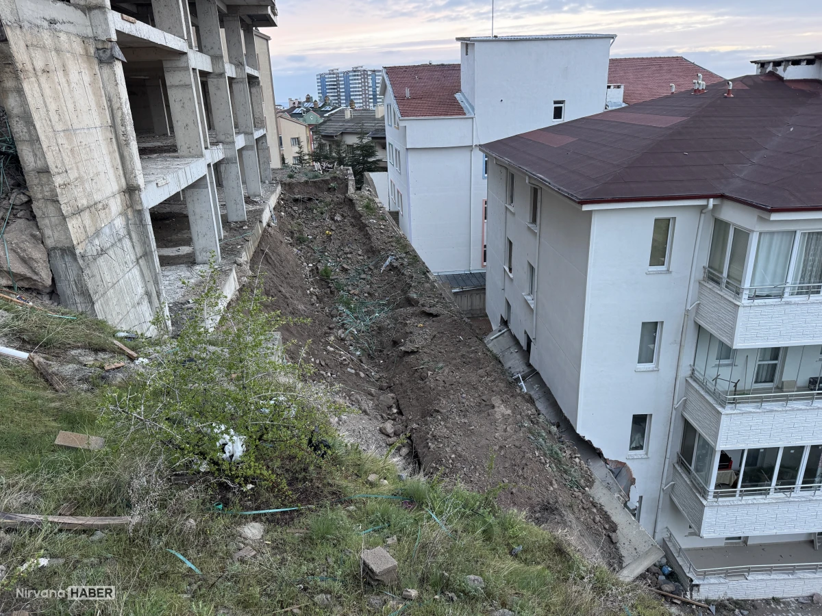 Nevşehir'de çöken istinat duvarı, öndeki apartmanda hasar oluşturdu