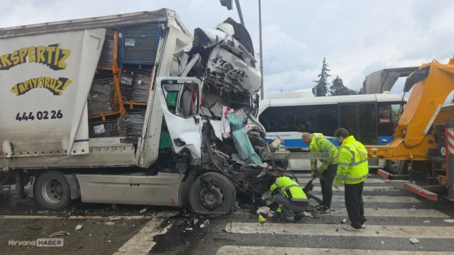 Trafik ışığında duran tankere çarpan tır dehşet saçtı