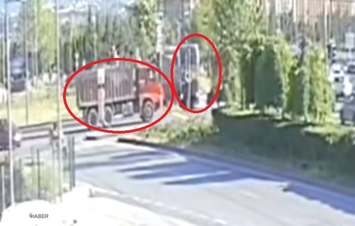 Kayseri'de kamyon ile tramvayın çarpışması sonucu 5 kişi yaralandı