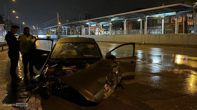 Refüje ve bariyerlere çarpan otomobilin motoru yerinden çıktı