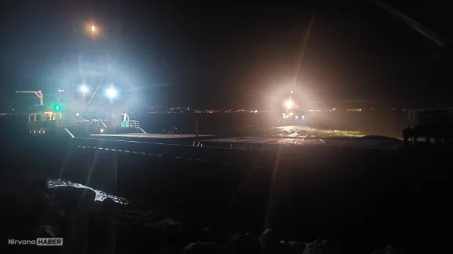 Balıkesir’in Bandırma ilçesinde kuru yük gemisi karaya oturdu